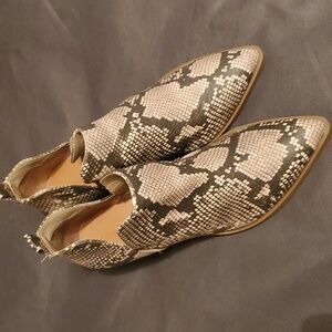 Universal Thread snakeskin design booties Size 6 1/2